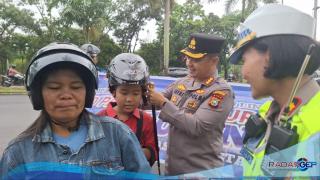 Kapolresta Pekanbaru Bagi Helm Gratis Kepada Anak-Anak